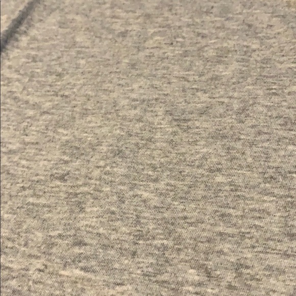 🎉 HOST PICK 🎉 Tommy Hilfiger Logo tee Shirt - Picture 6 of 11